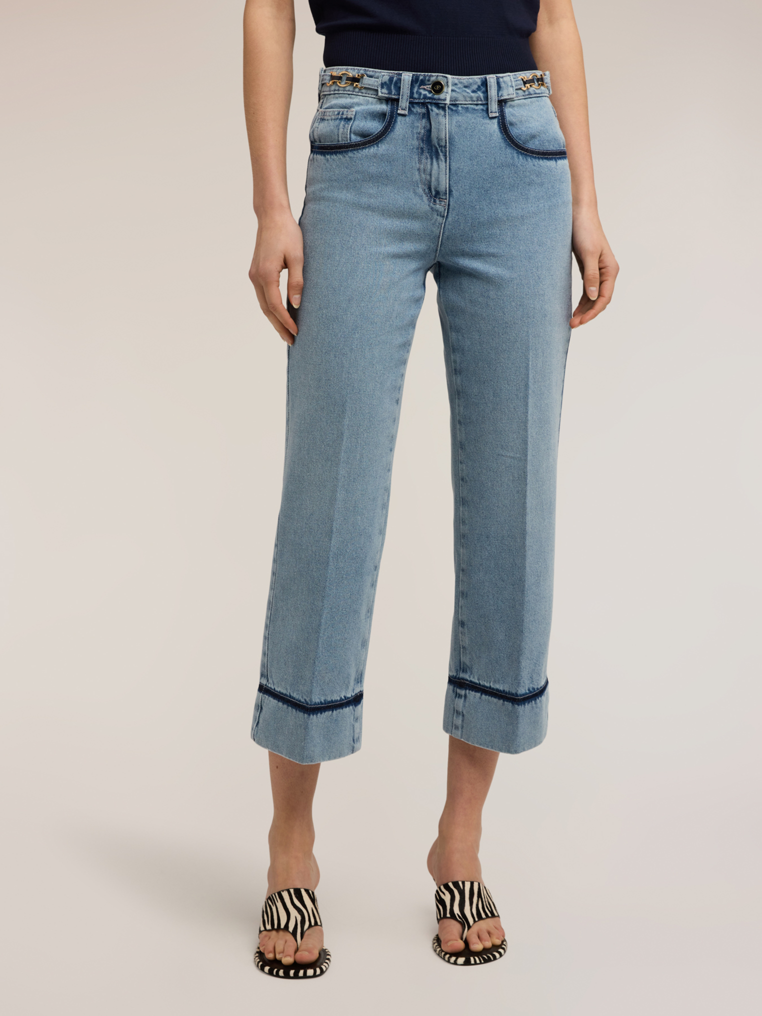 Jean cropped coupe large avec chaîne, MOTIVI