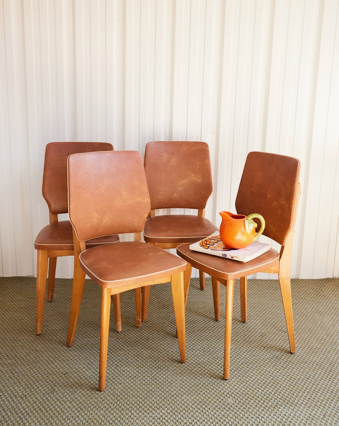 Lot de 4 chaises en skaï Alma N°1765 - Bon état, DEBONGOUT