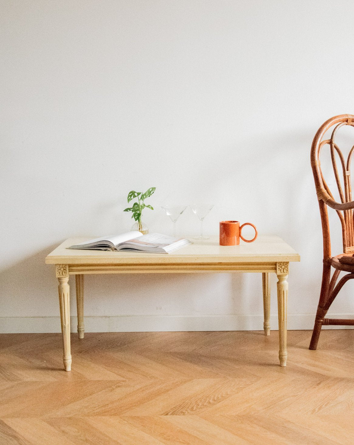 Table basse aux pieds sculptés Léonie N°487 - Bon état, DEBONGOUT