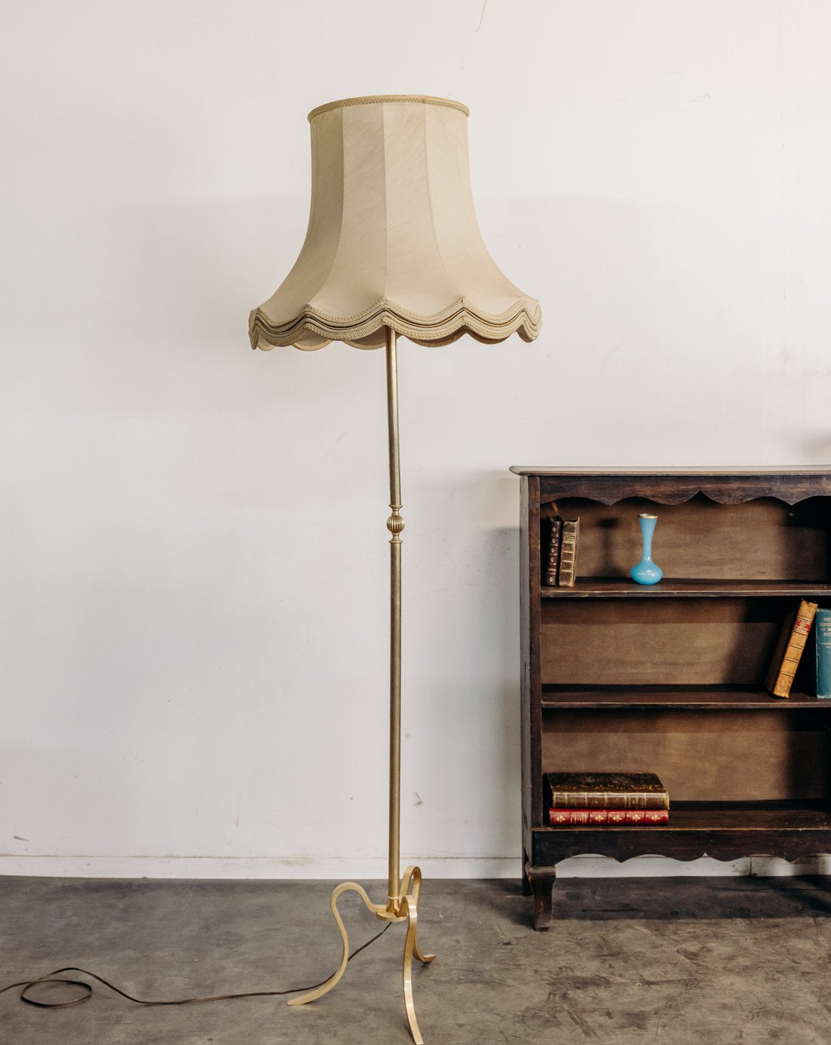Lampadaire en laiton et son abat-jour en cloche Julien N°410 - Bon état, DEBONGOUT