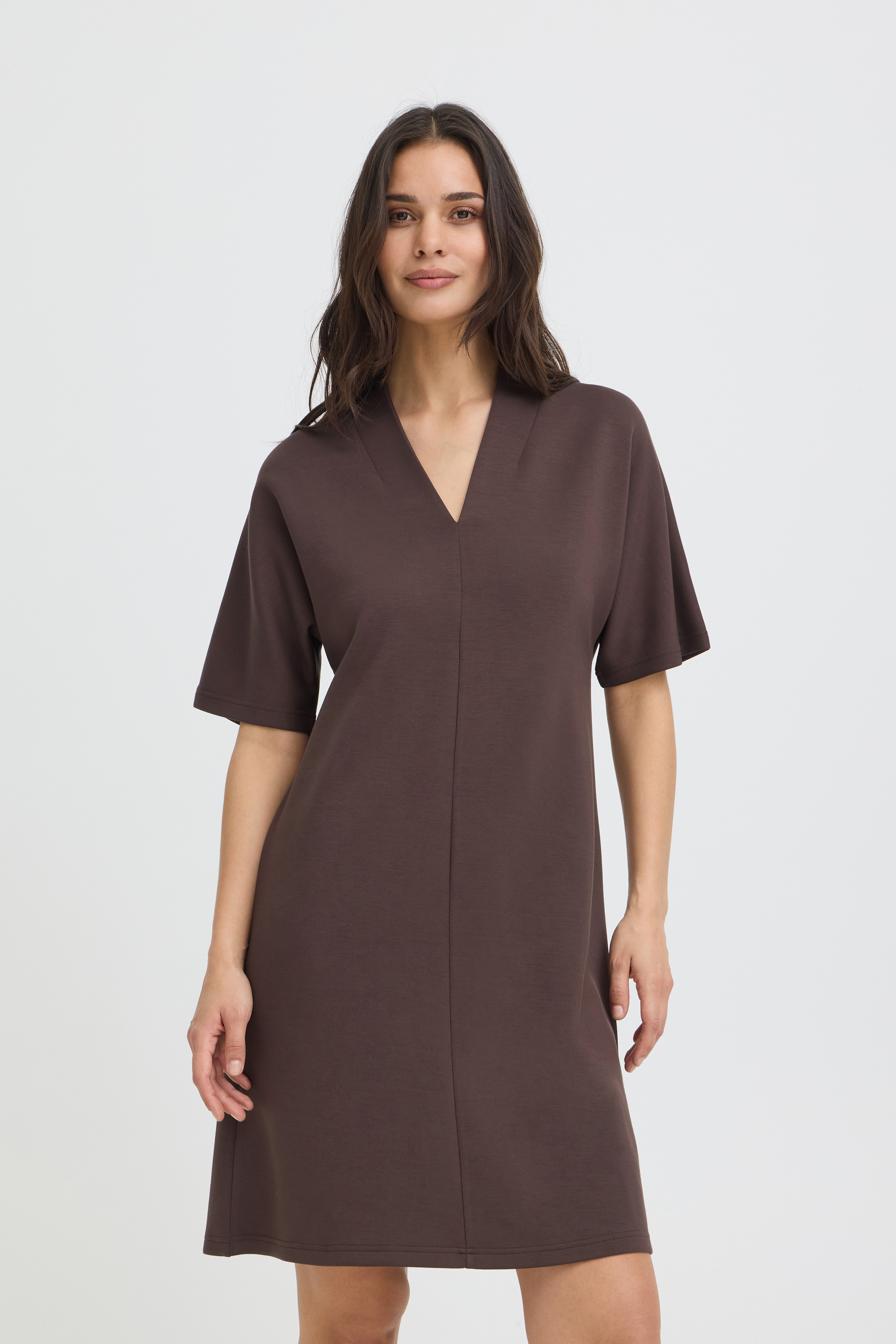 Robe manches courtes, coupe droite, longueur genou, B.YOUNG