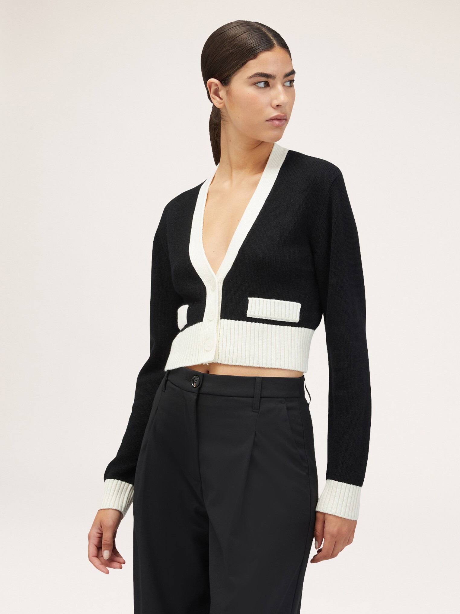 Cardigan court bicolore, MOTIVI