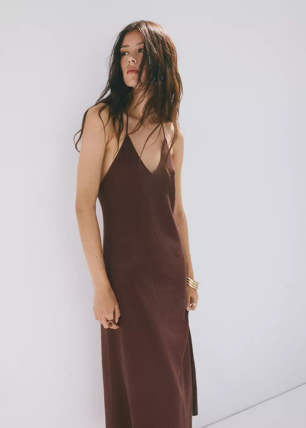 Robe en maille à col en V ornée de perles, MANGO