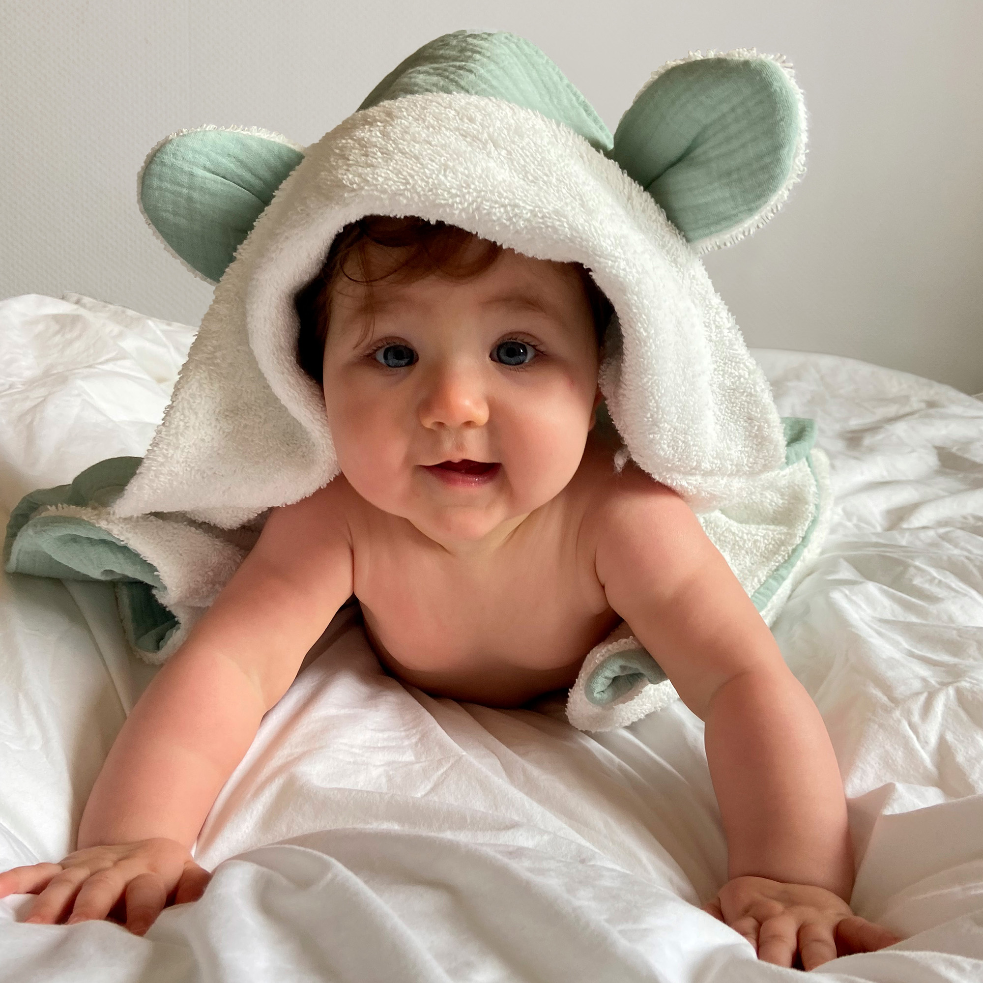 Cape de bain bébé en gaze de coton, TENDRESSE GAUFRÉE, BLANC CERISE