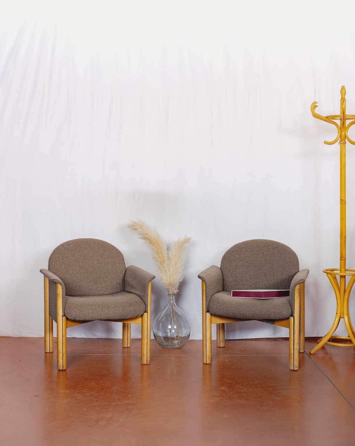 Paire de fauteuils en tissu et bois Jakob N°949 - Bon état, DEBONGOUT