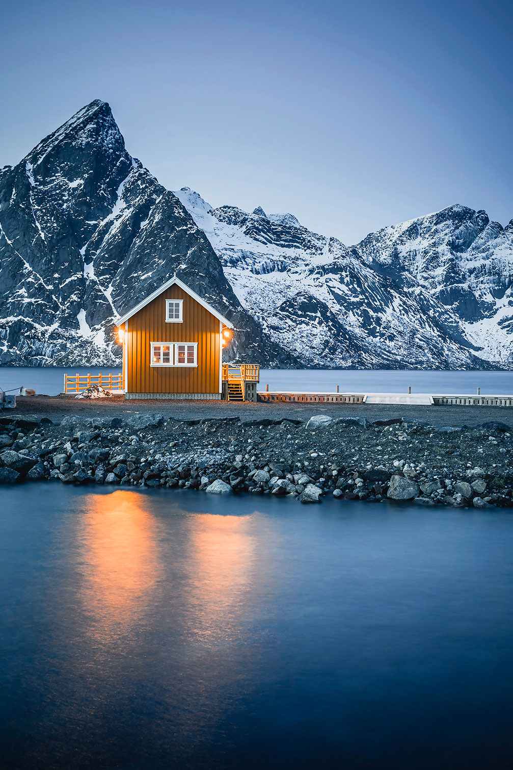 Paysage hiver rorbu à la tombée de la nuit, HEXOA
