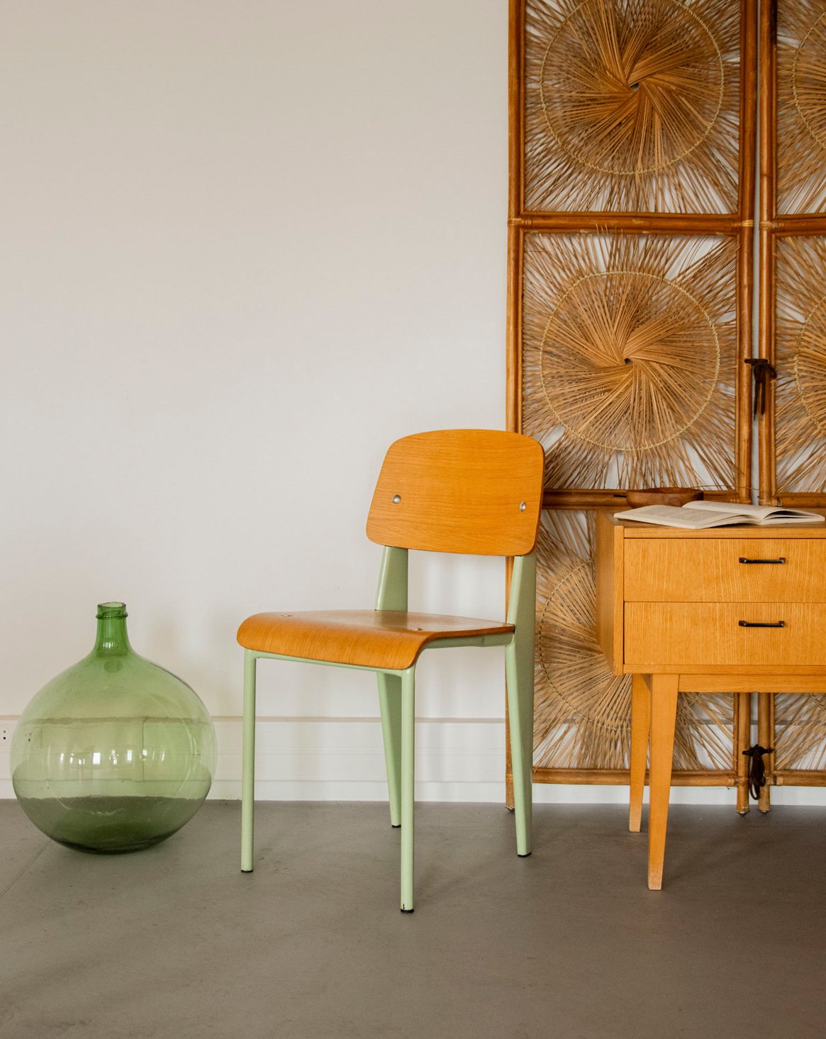 Chaise aux pieds vert menthe Alma N°1920 - Bon état, DEBONGOUT