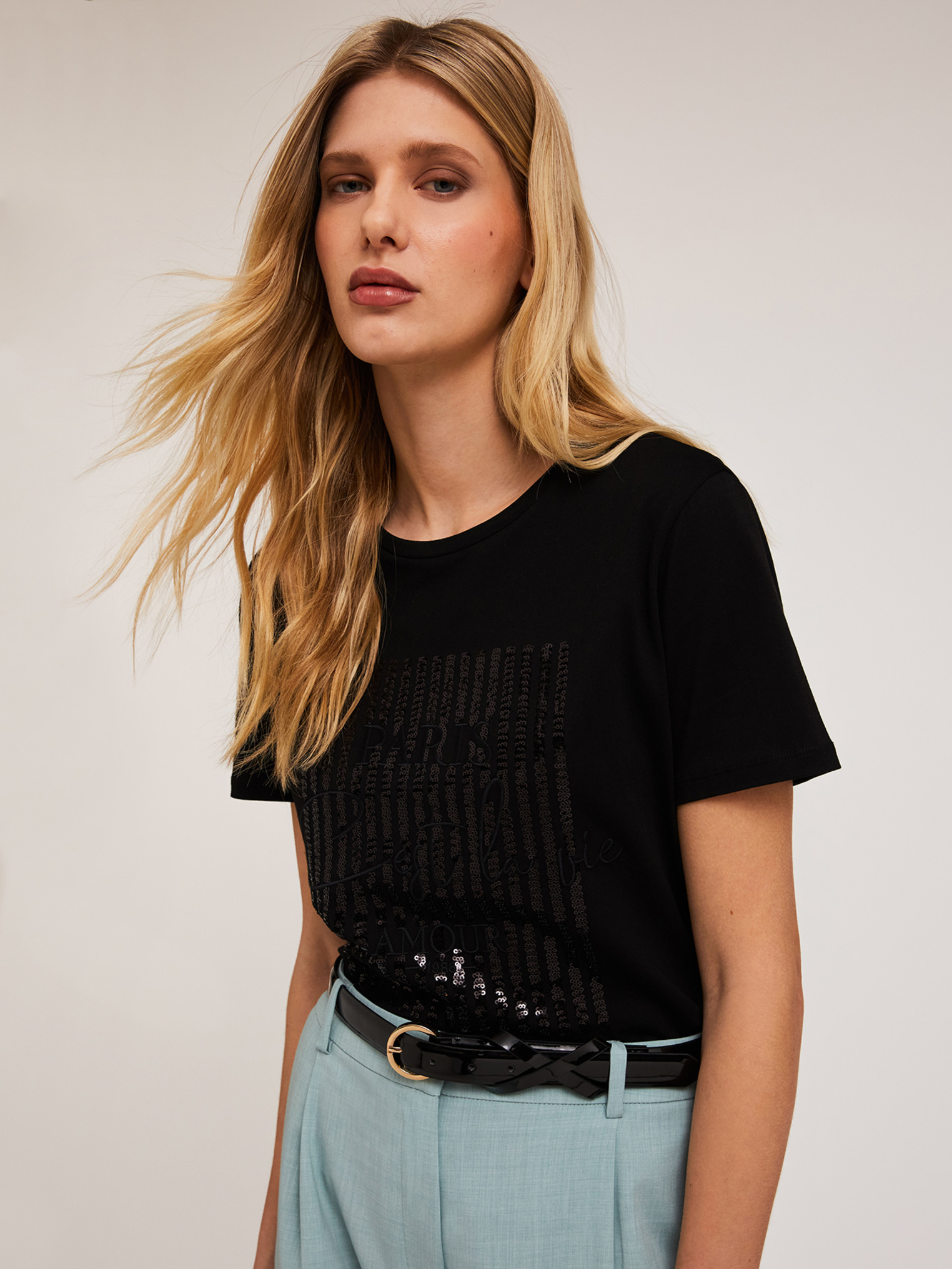 T-shirt à sequins et écriture brodée, MOTIVI