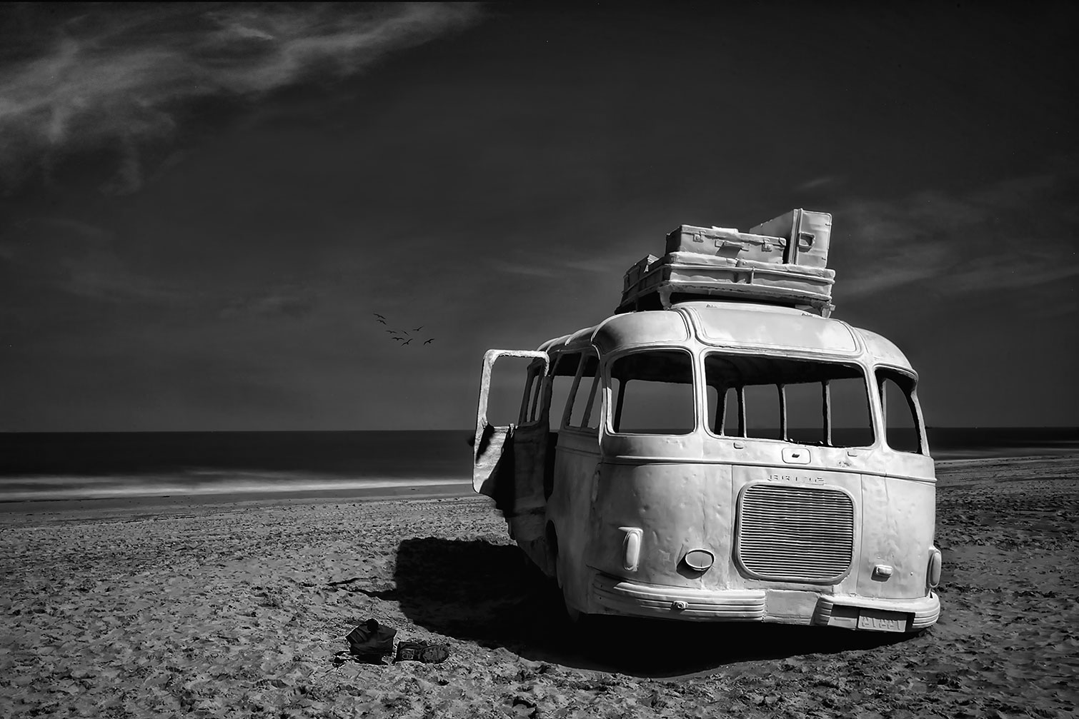Tableau beached bus, HEXOA