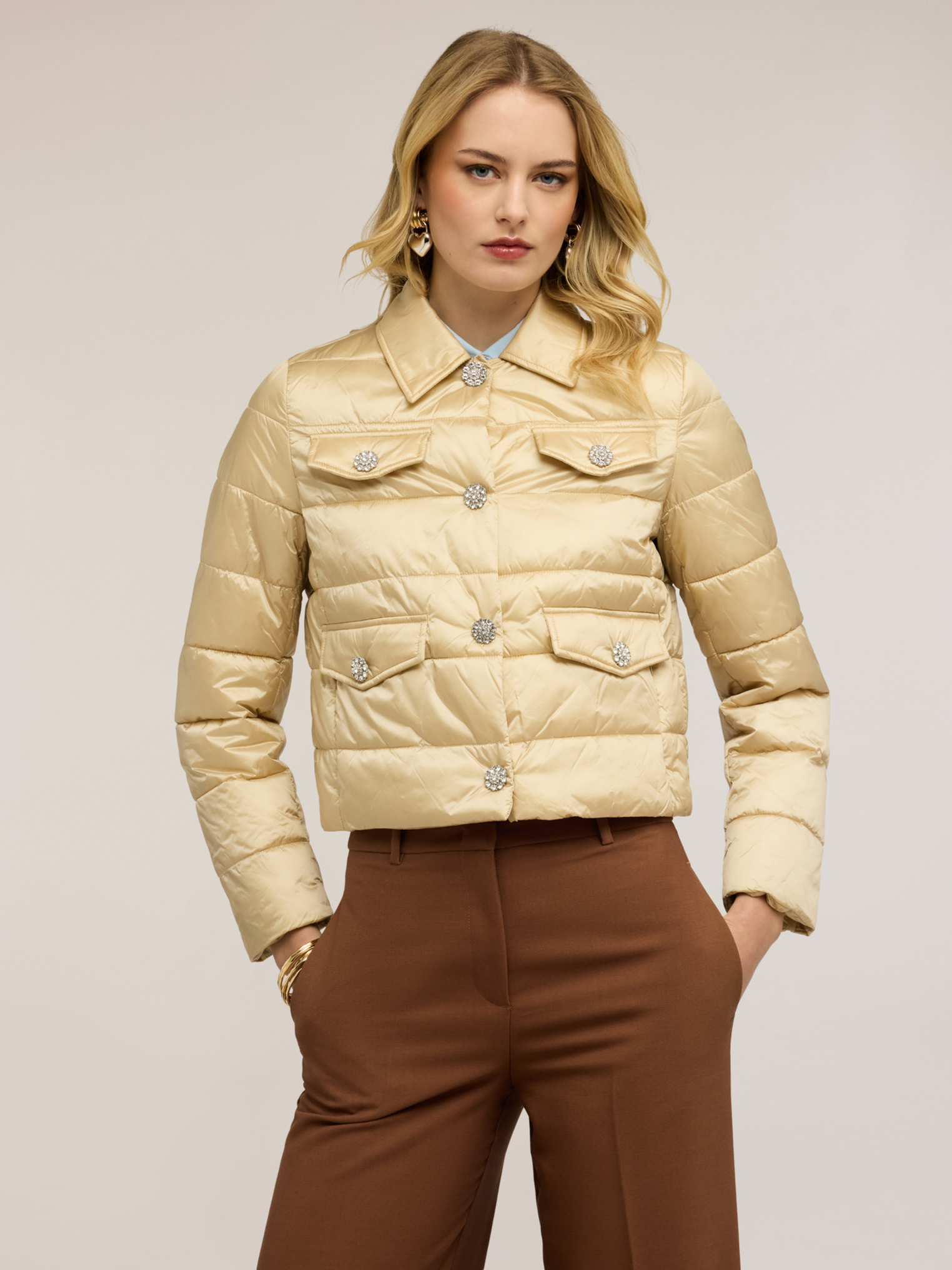 Veste matelassée légère courte avec boutons bijoux, MOTIVI