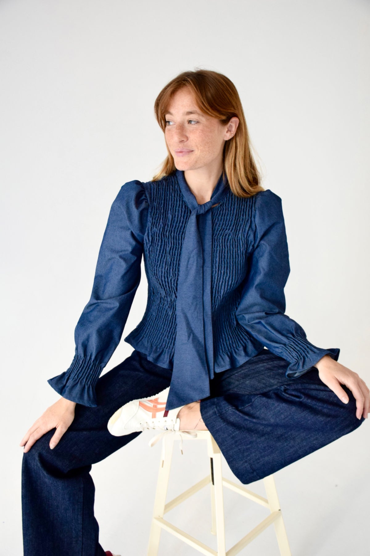 Blouse en jean smockée col lavallière CHÍA, MINDTRAVELER