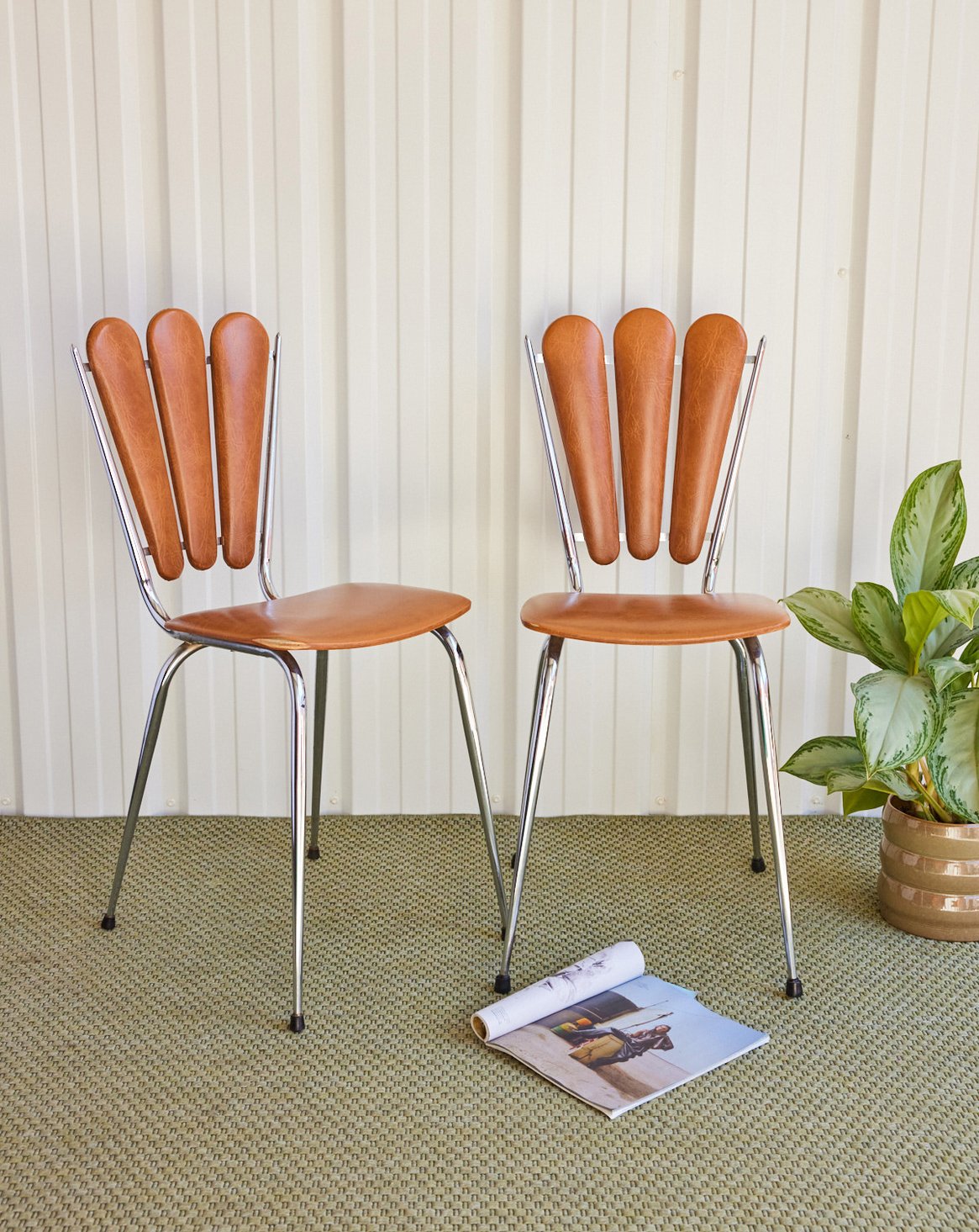 Paire de chaise en skaï Alma N°1445 - Bon état, DEBONGOUT