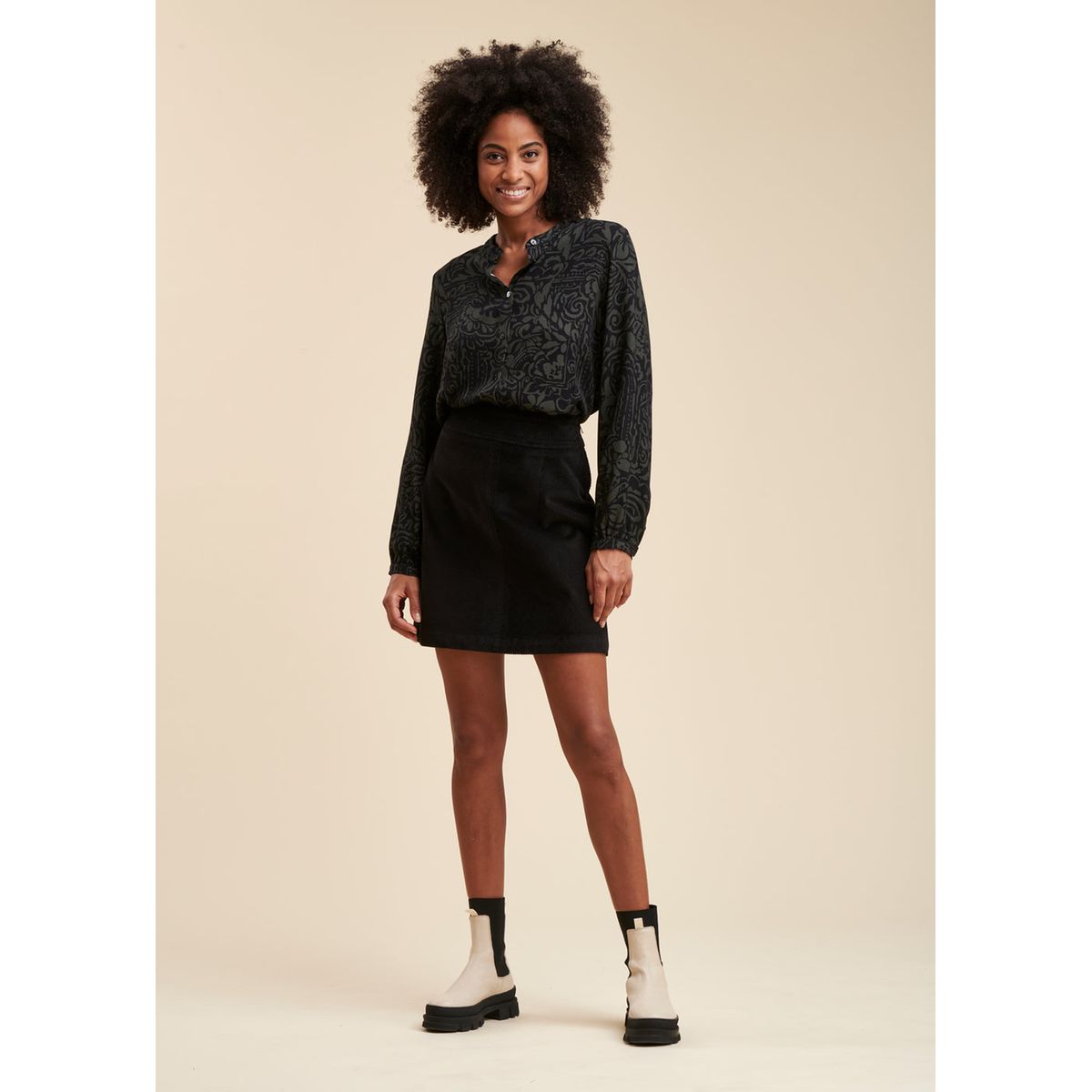 Jupe noire courte en velours c tel noir La Fee Maraboutee La