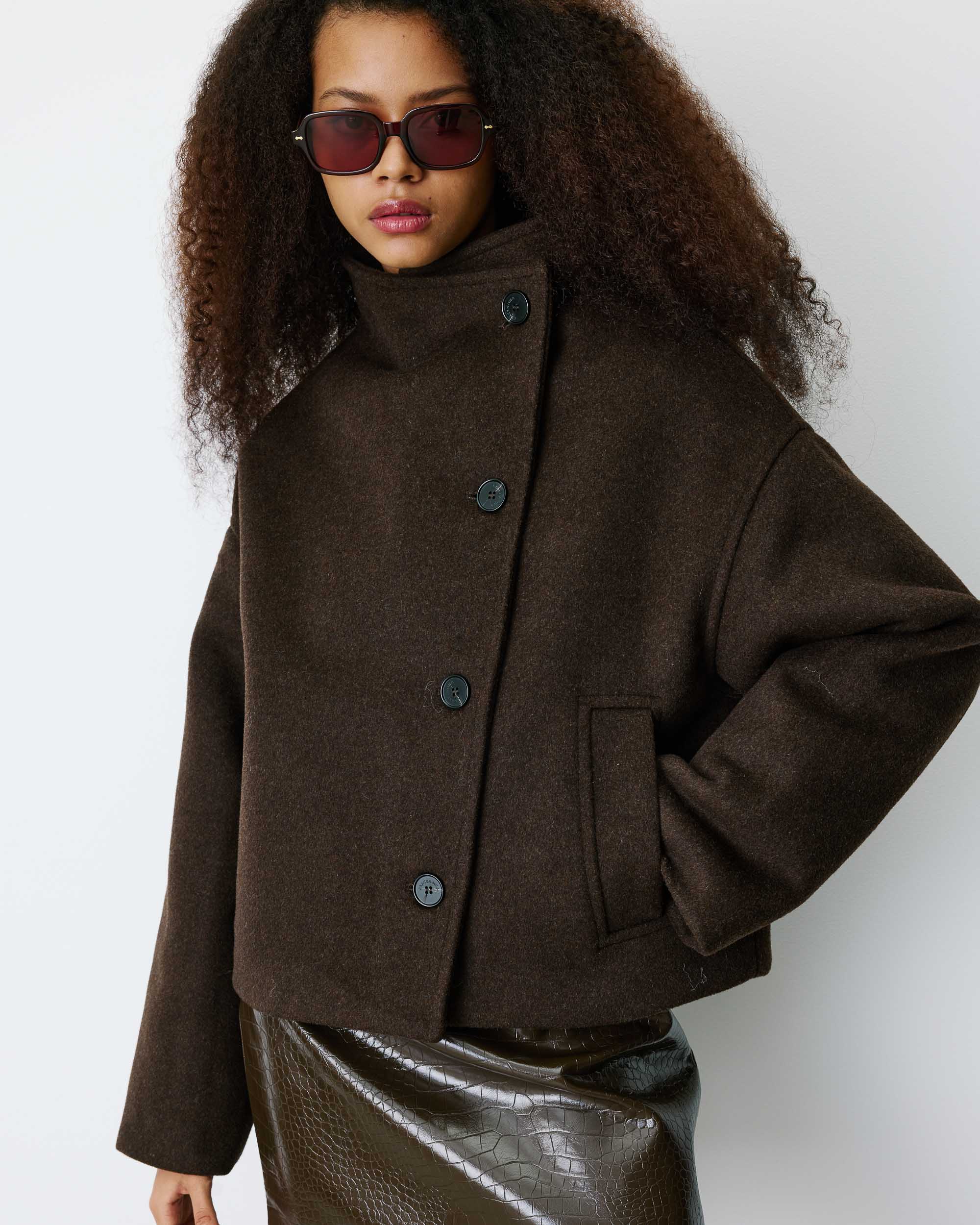 Manteau court col cheminée en laine mélangée chocolat Blanca, GRACE & MILA