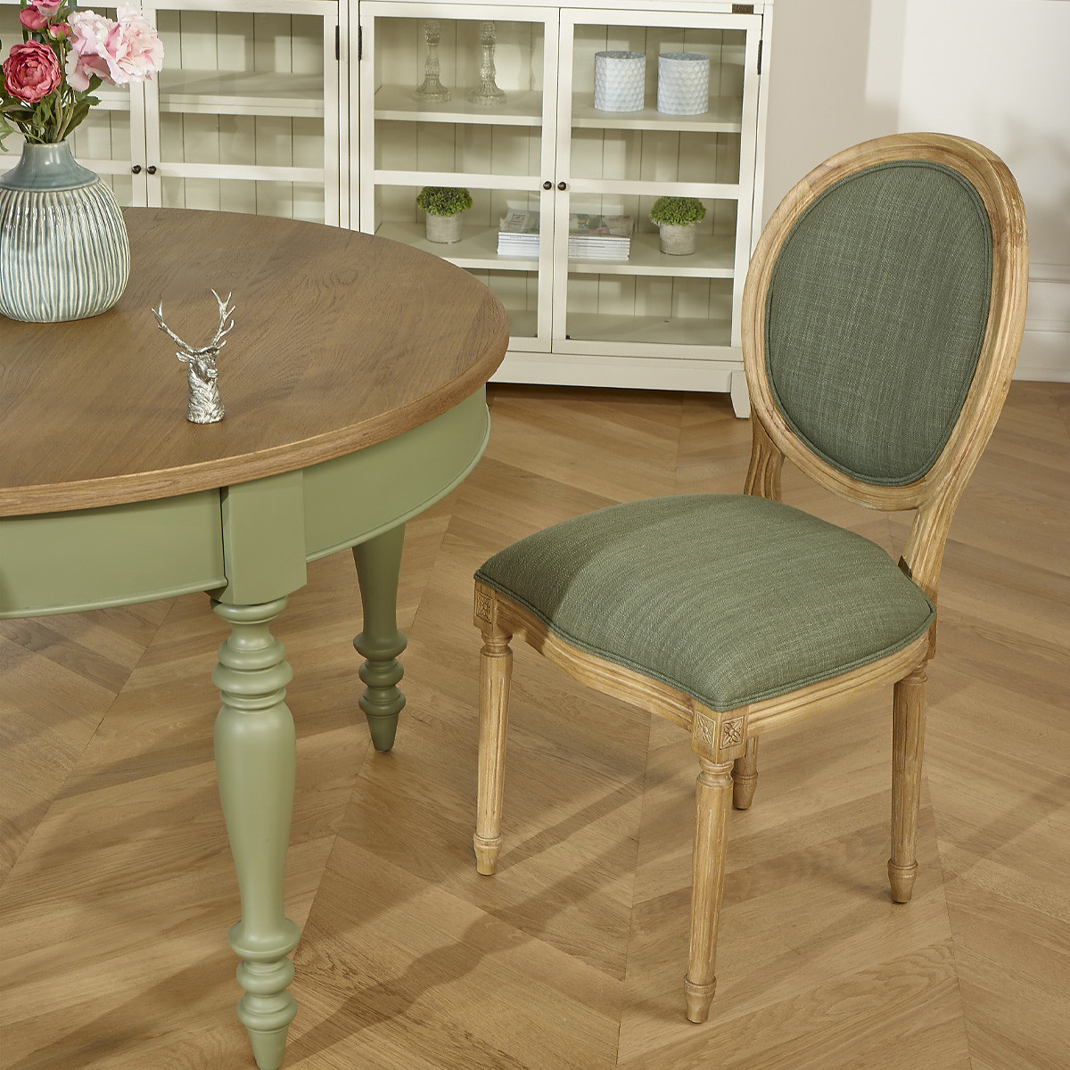 Lot de 2 chaises en hévéa et tissu vert sauge, style classique MEDAILLON, ROBIN DES BOIS