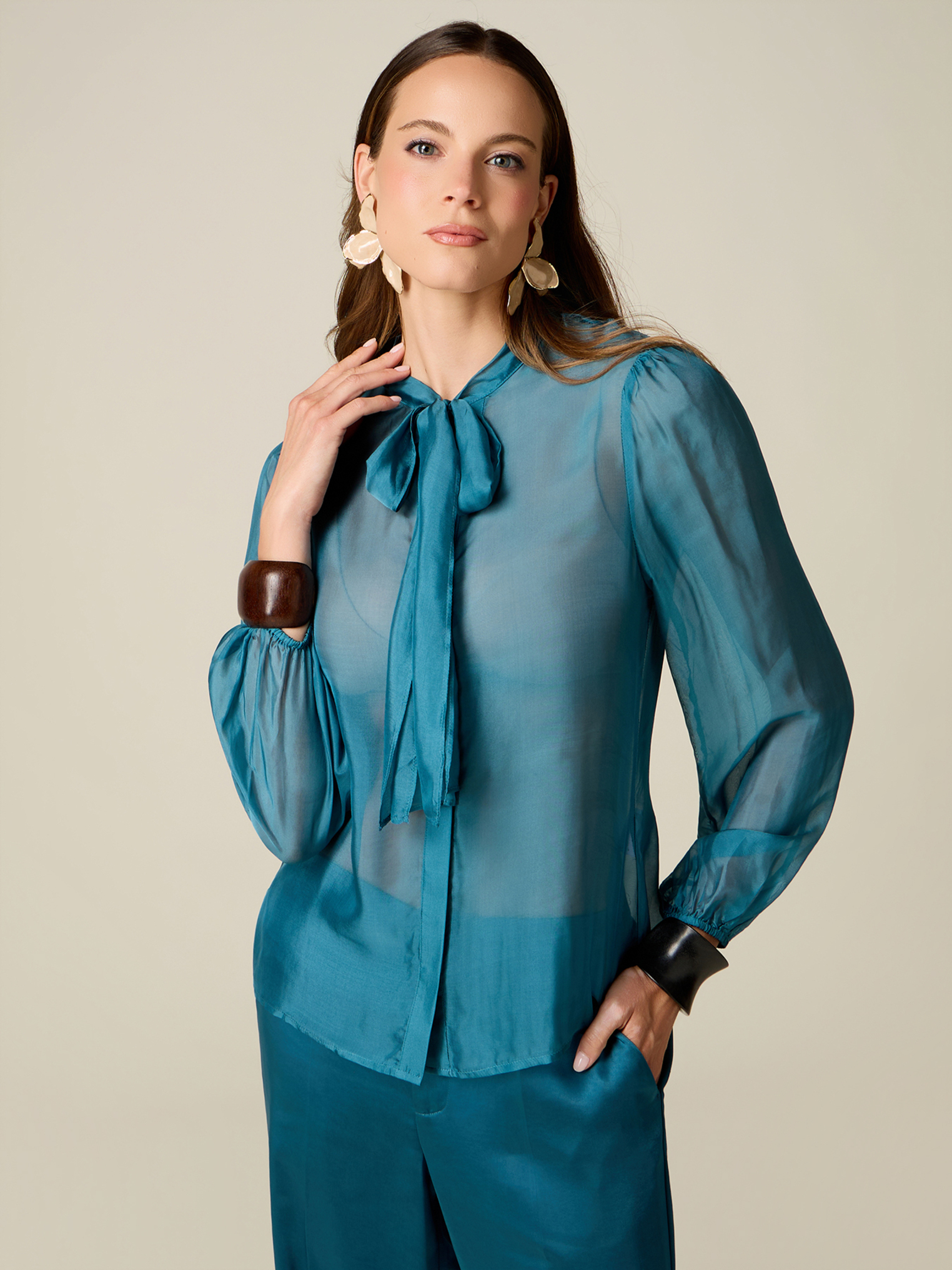 Chemise avec nœud, OLTRE