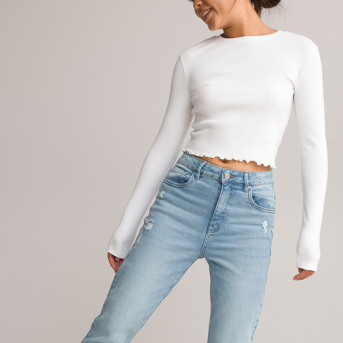 Cropped t-shirt with long sleeves.