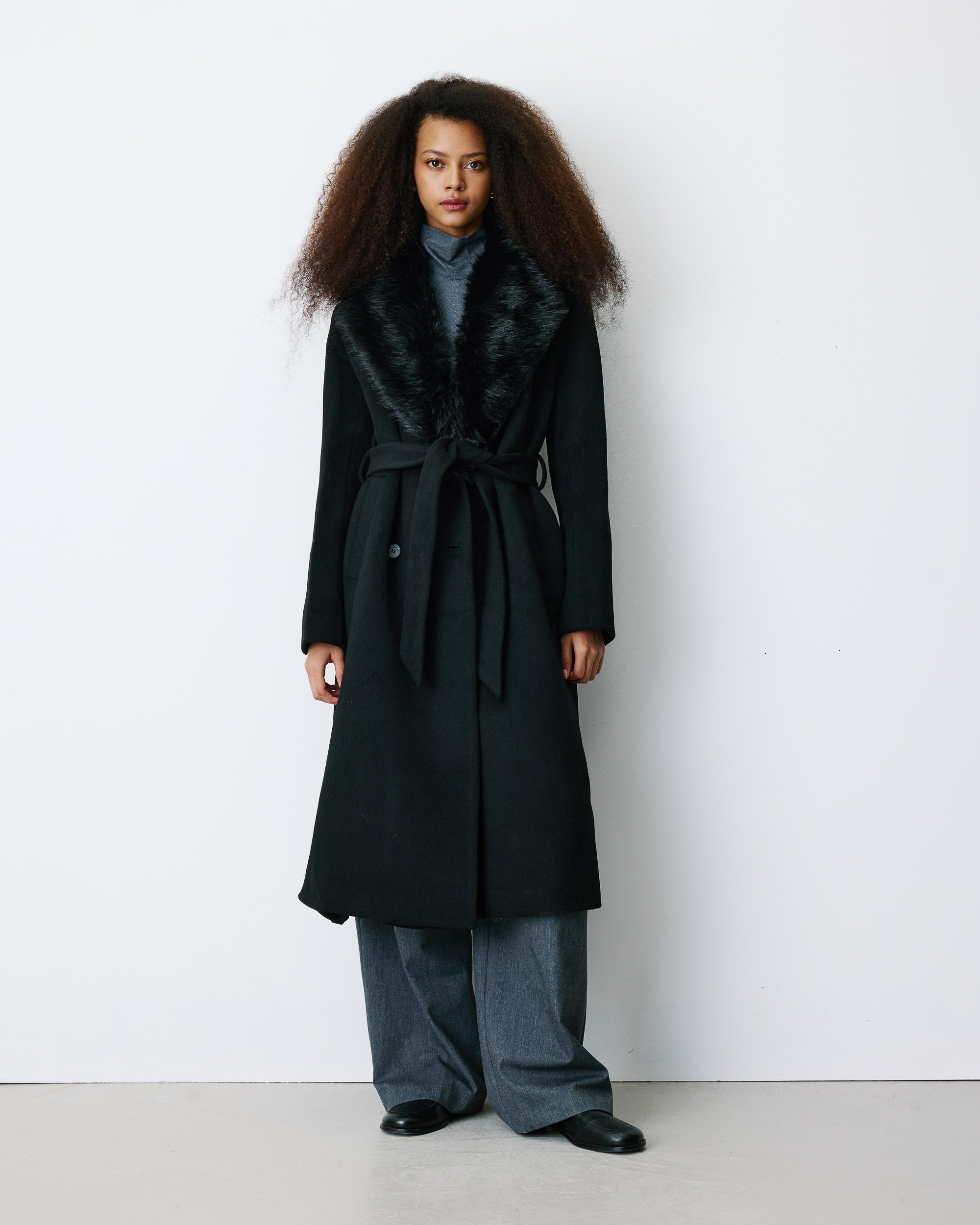 Manteau long croisé col en Imitation fourrure noir Beryl, GRACE & MILA