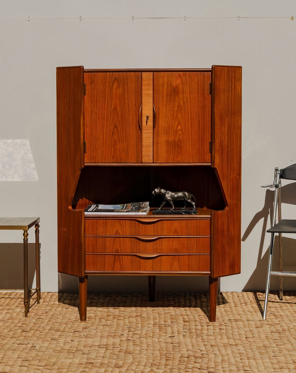 Grand buffet d'angle en bois Gilbert N°876 - Bon état, DEBONGOUT