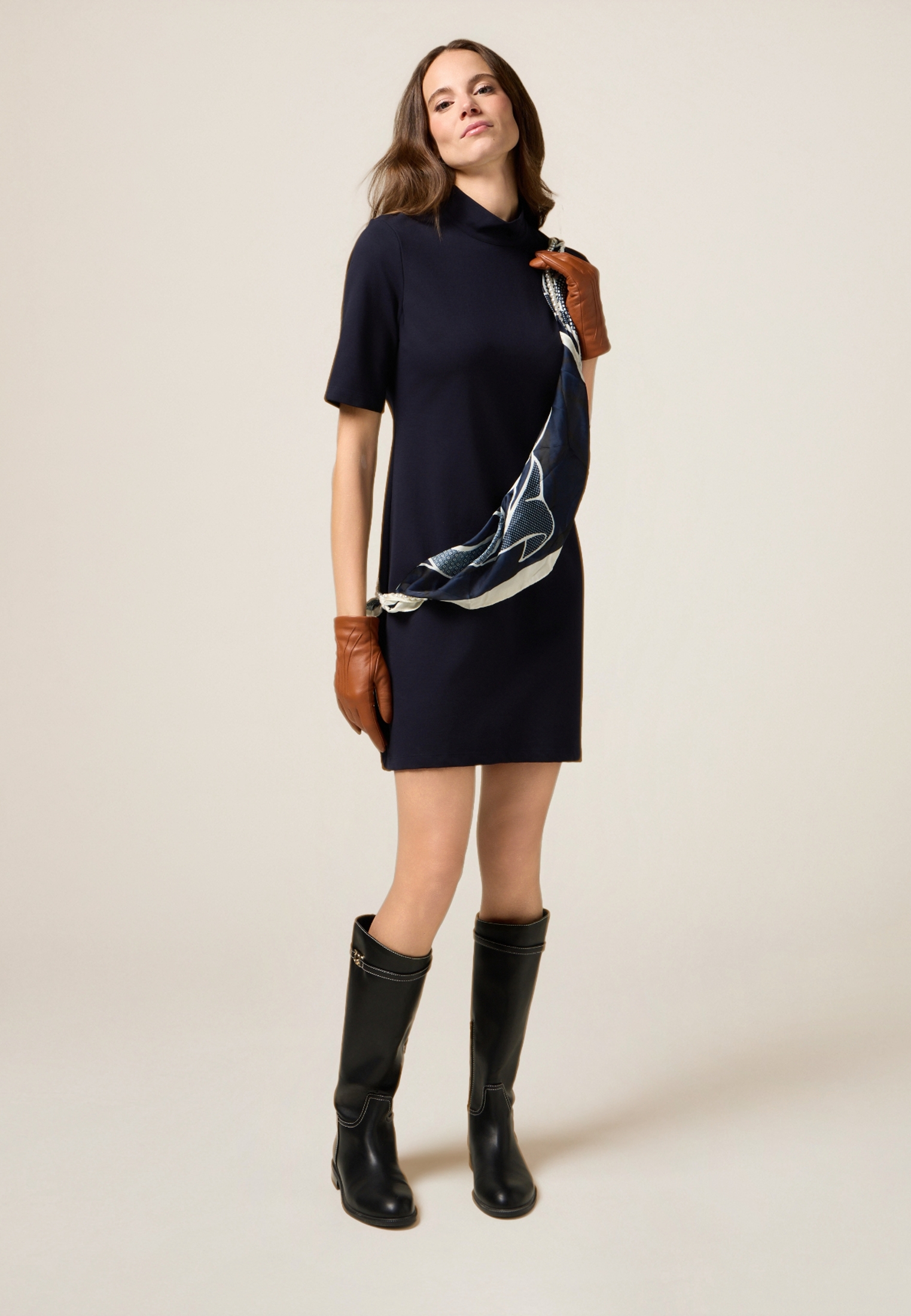Robe fourreau avec détail foulard., OLTRE