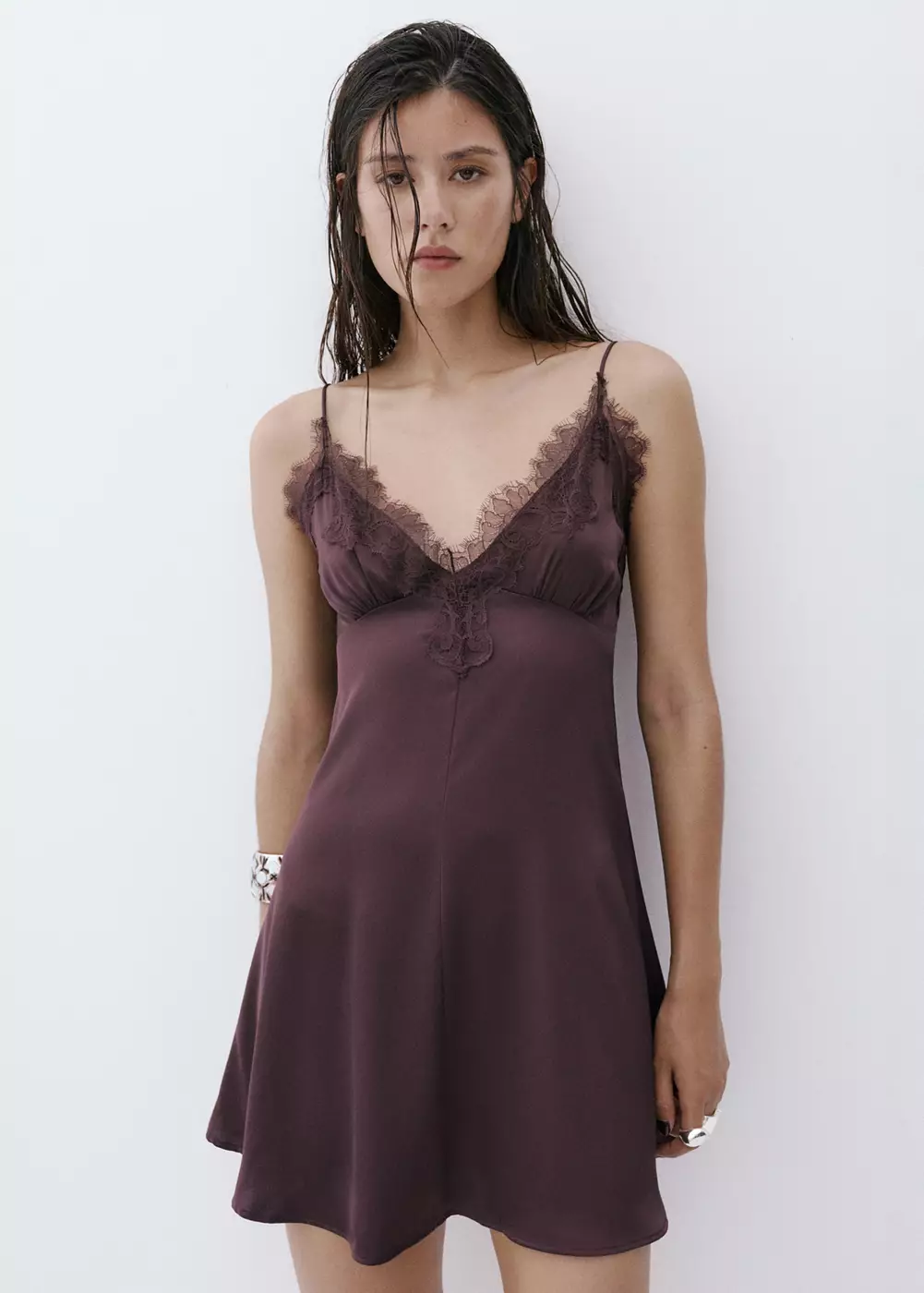 Robe satinée en dentelle, MANGO