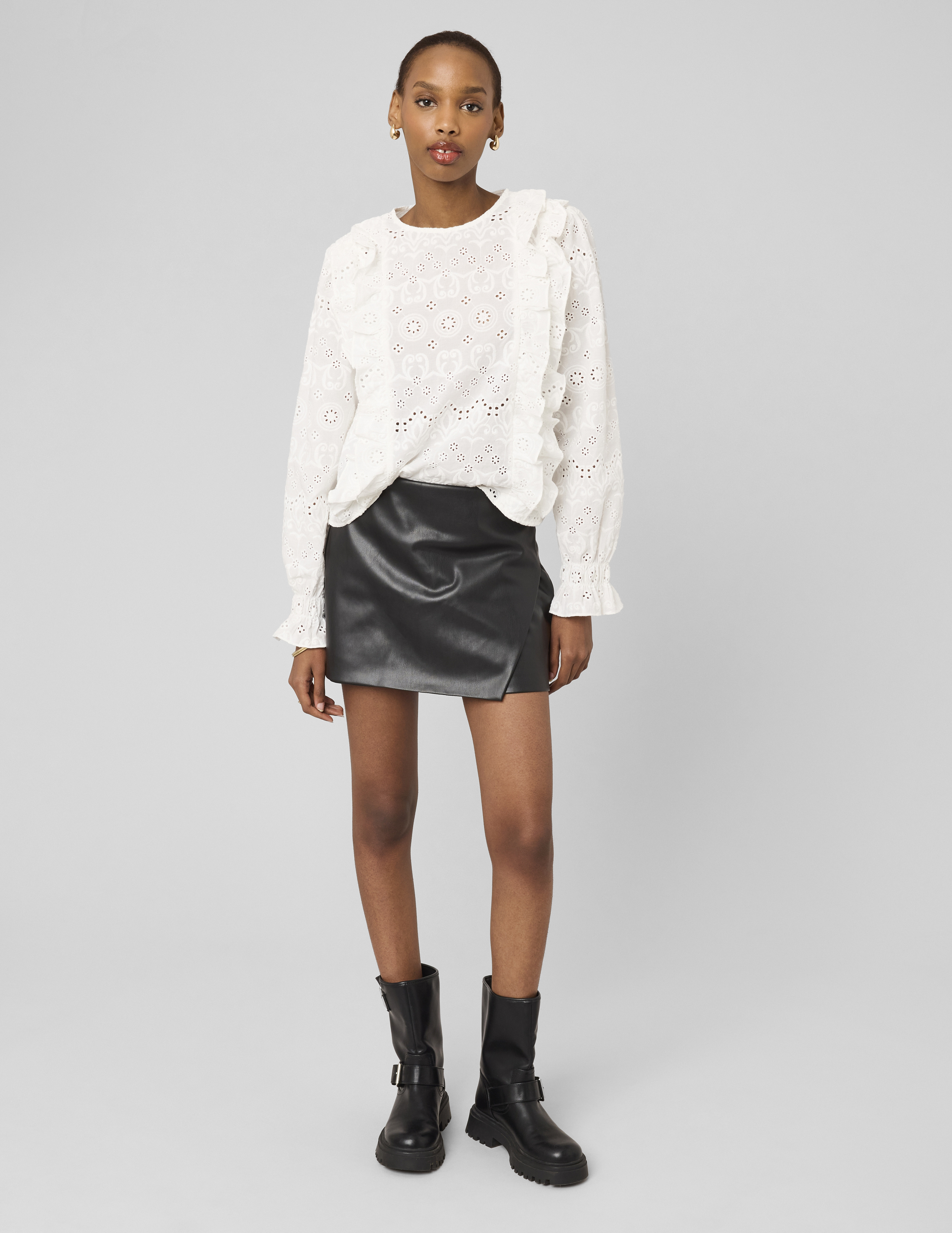 Jupe short en tissu enduit, BZB