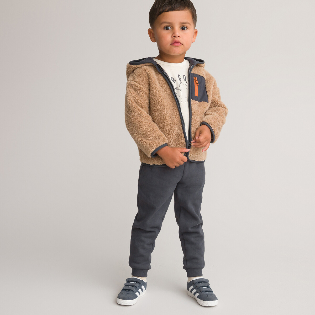 Cotton t shirt cardigan joggers outfit beige navy blue La