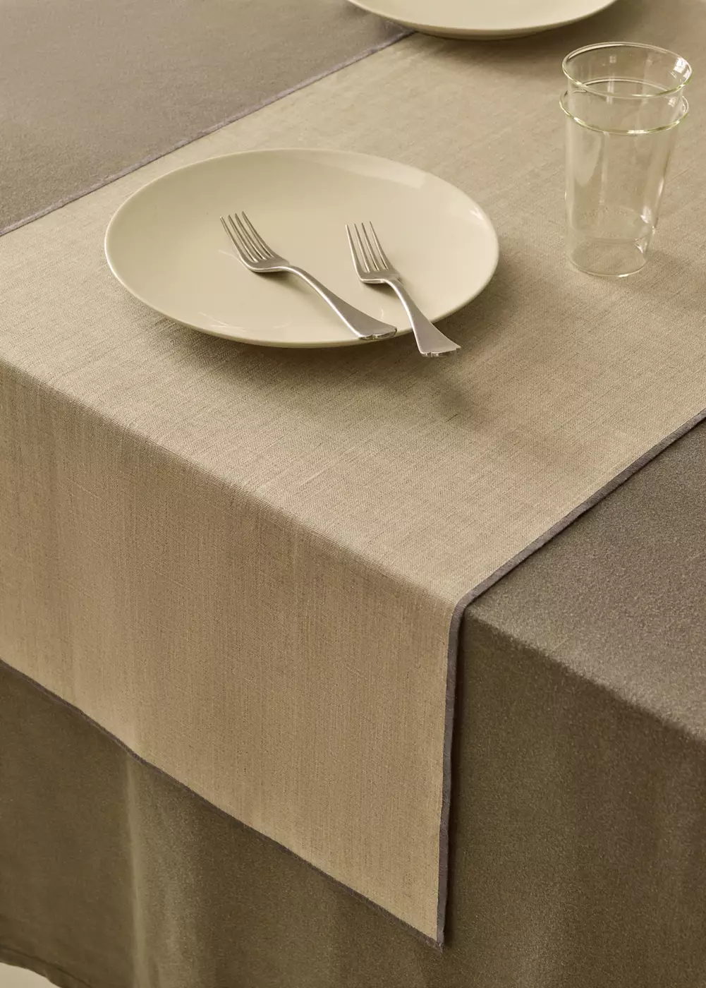Chemin de table en lin enduit avec finition overlock, MANGO HOME