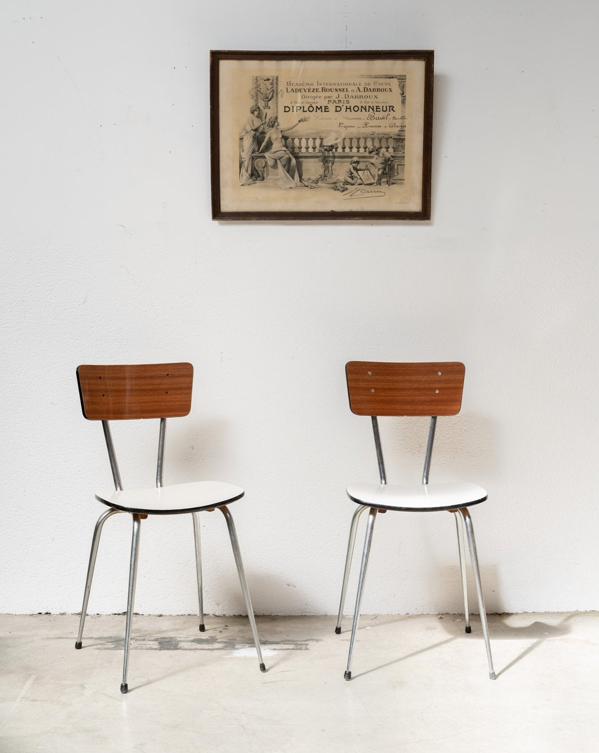 Paire de chaises en Formica marron et blanc Alma N°1831 - Bon état, DEBONGOUT