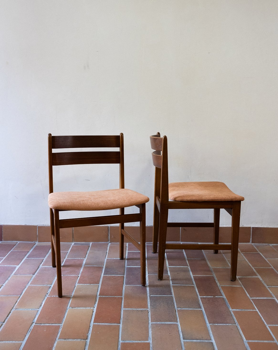Paire de chaises au tissu corail Alma N°1794 - Bon état, DEBONGOUT