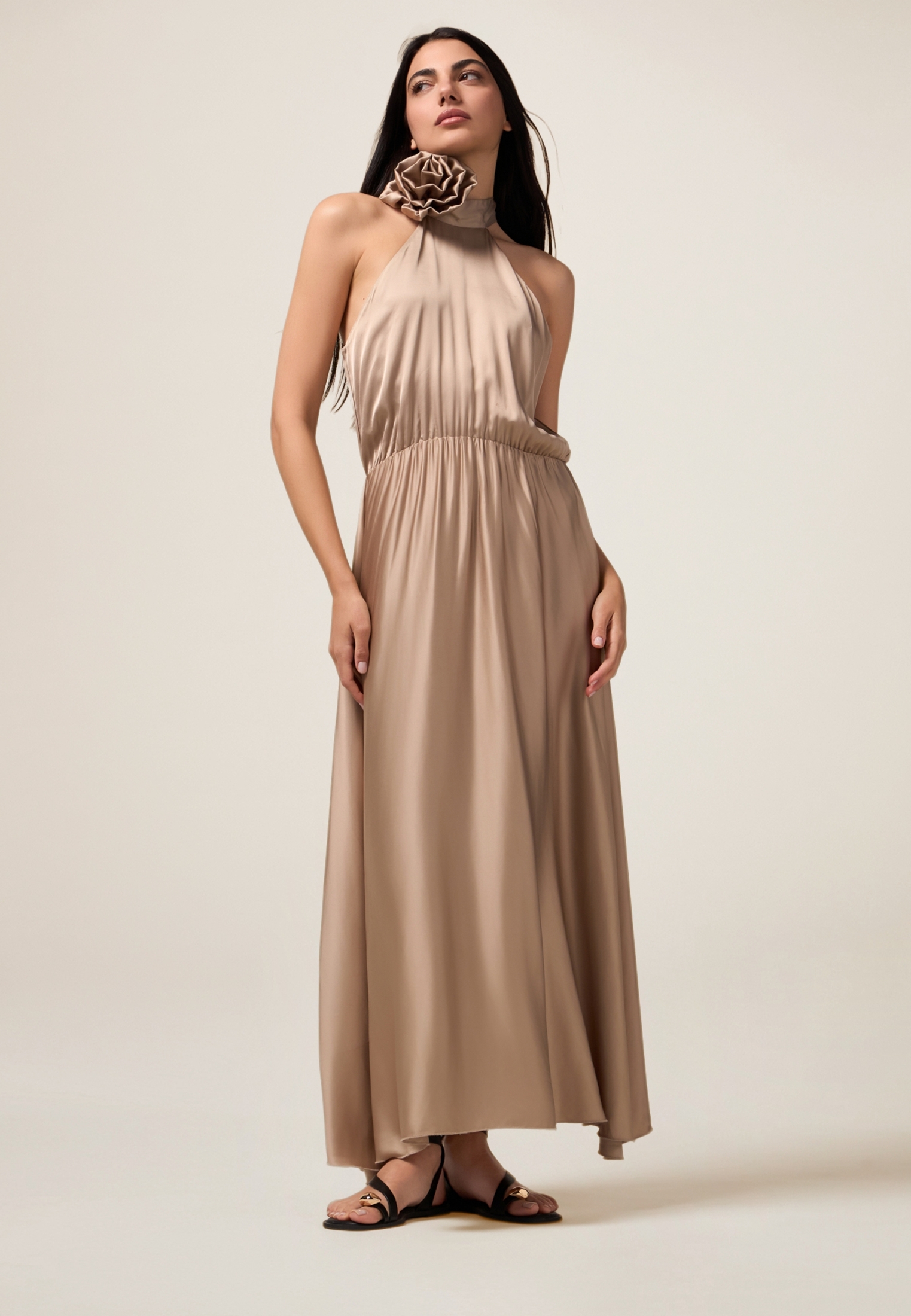 Robe longue en satin avec fleur, OLTRE