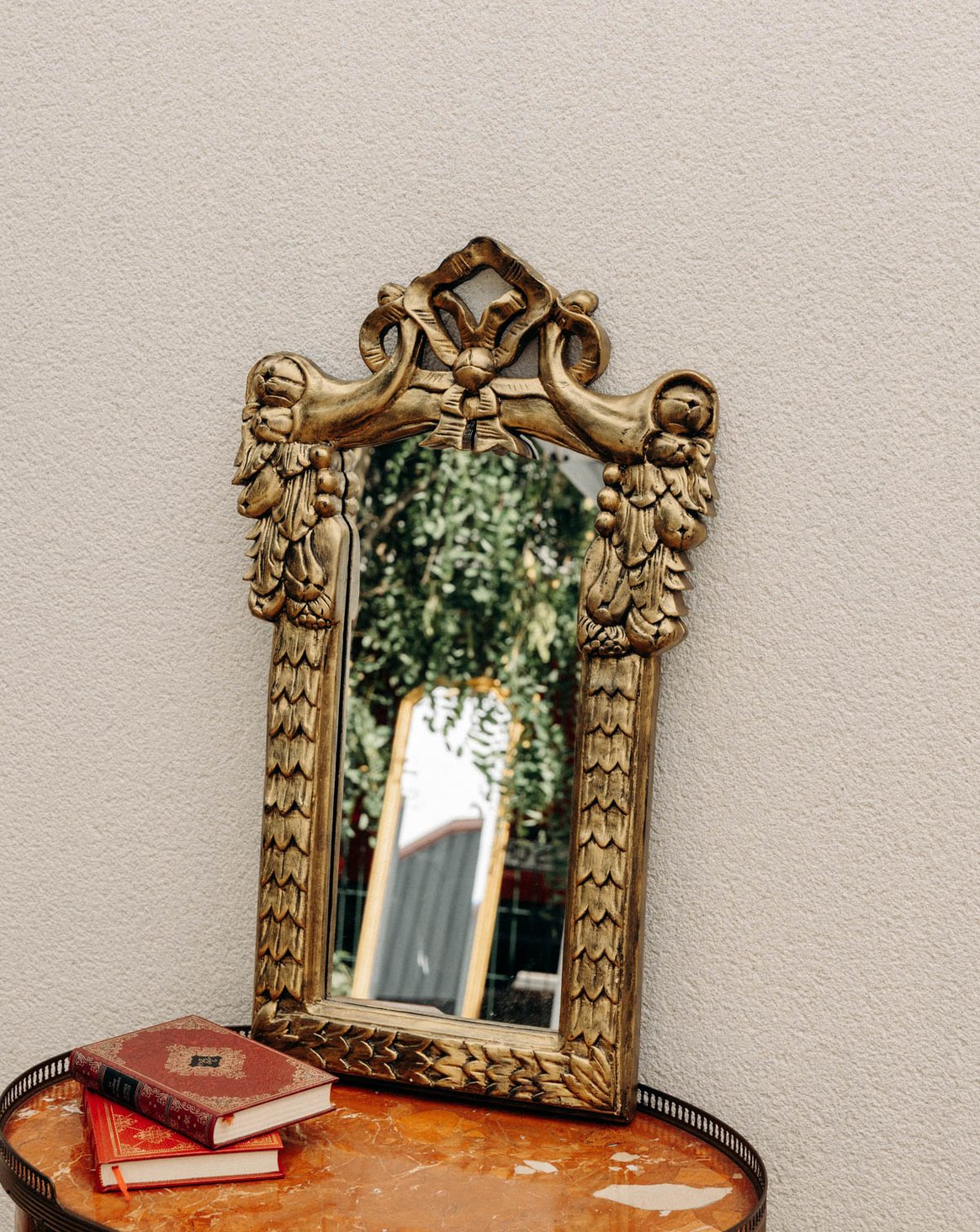 Miroir sculpté au cadre doré et sculptural Georges N°1275 - Bon état, DEBONGOUT