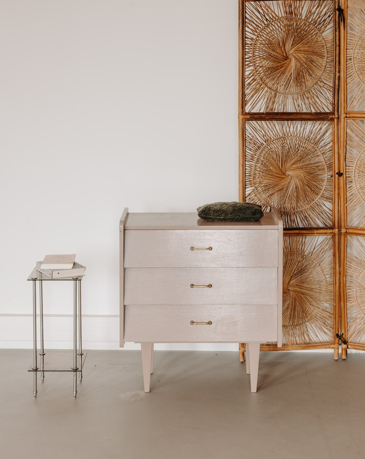 Commode au bois teint en mauve Olga N°1106 - Bon état, DEBONGOUT