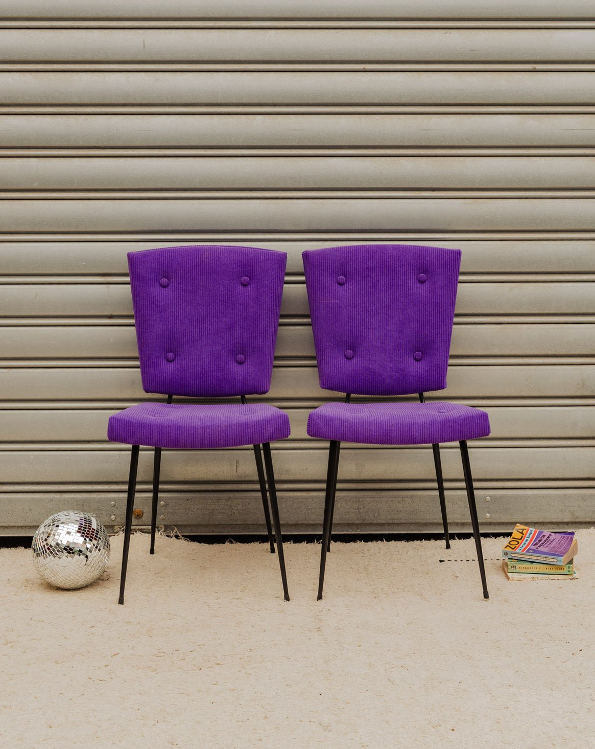 Paire de chaises en tissu violet Alma N°1806 - Bon état, DEBONGOUT
