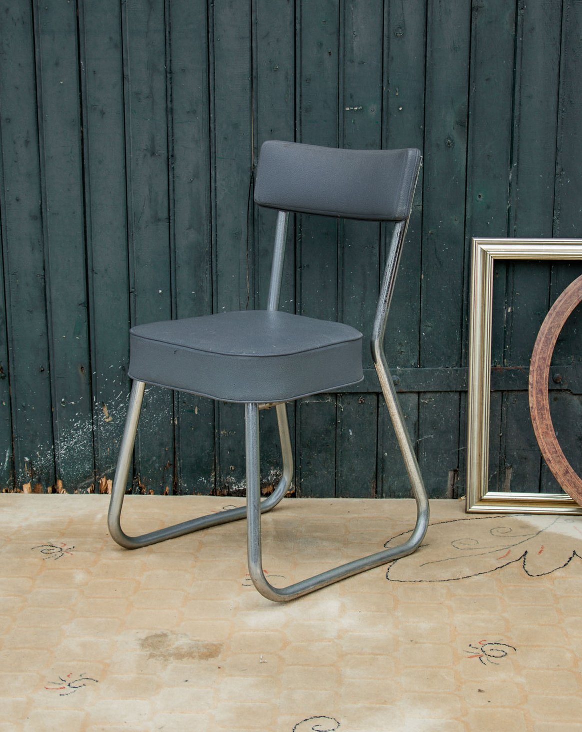 Chaise en acier et simili cuir Alma N°704 - Bon état, DEBONGOUT