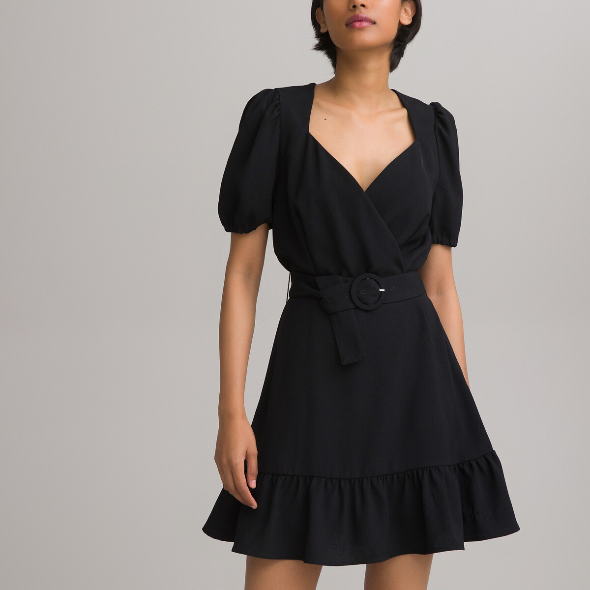 Платье Короткое с эффектом запаха и с короткими рукавами 46 черный
