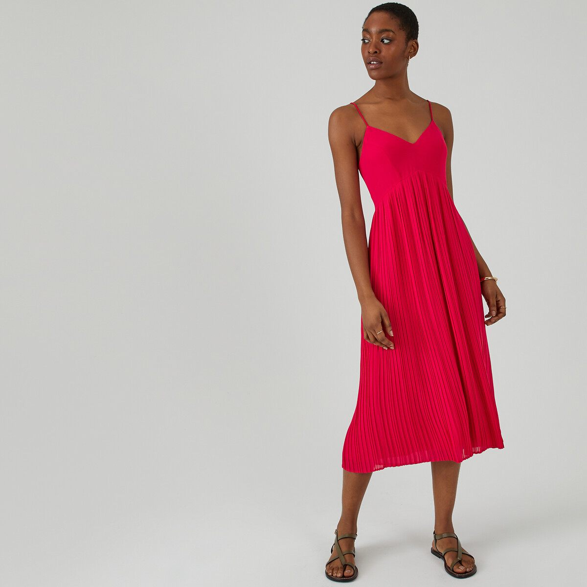 цена Платье длинное с плиссировкой на тонких бретелях 52 розовый