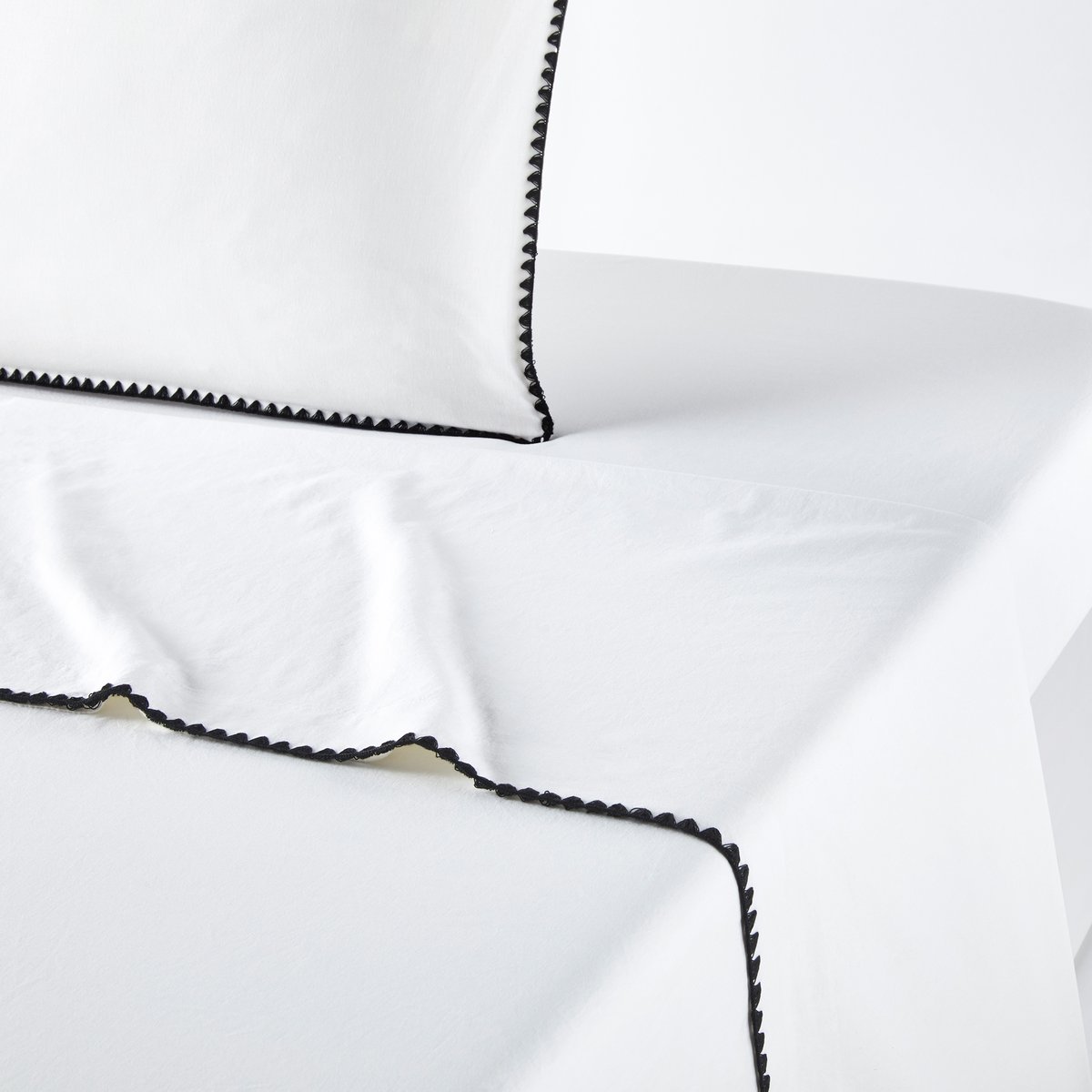 Простыня Однотонная из хлопка с вышивкой Merida 270 x 290 см белый