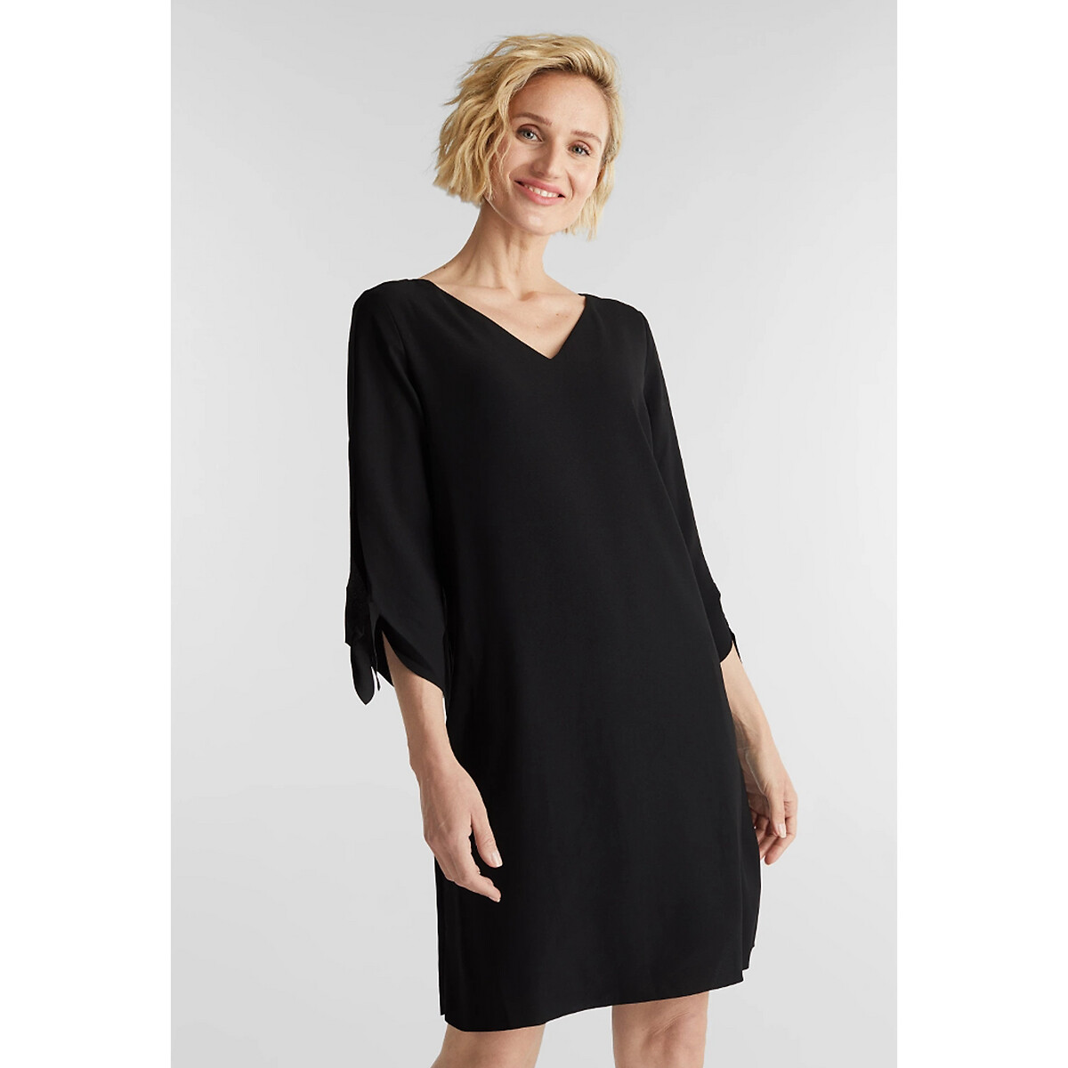 Vestido direito e curto em crepe, decote em V