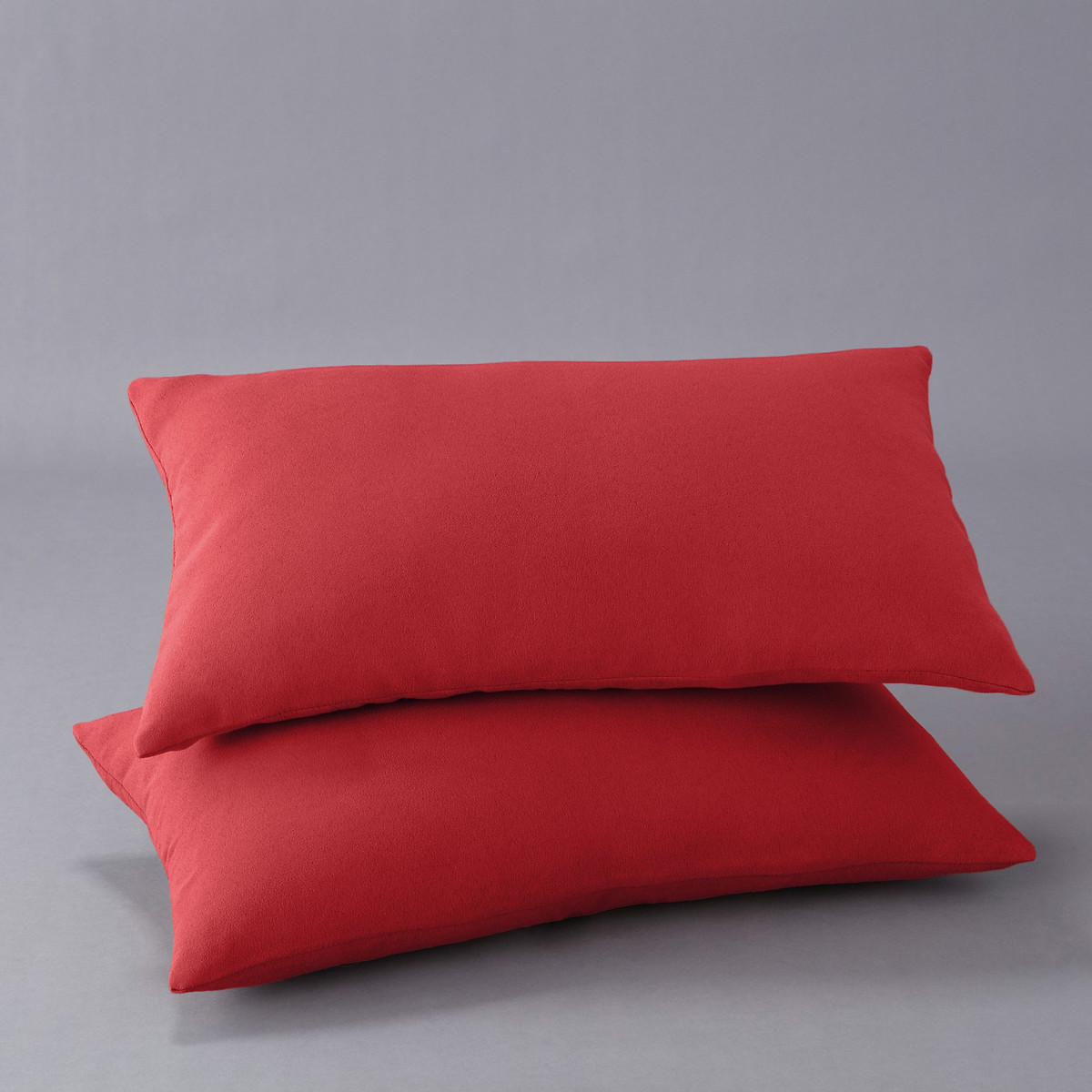 красные подушки на диван