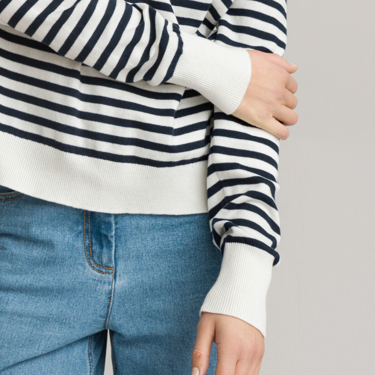 Пуловер с вырезом-лодочка из тонкого трикотажа в полоску XL белый пуловер с круглым вырезом из тонкого трикотажа в полоску ocea 4 xl синий