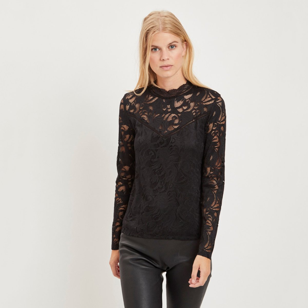 Blusa de gola subida, mangas compridas