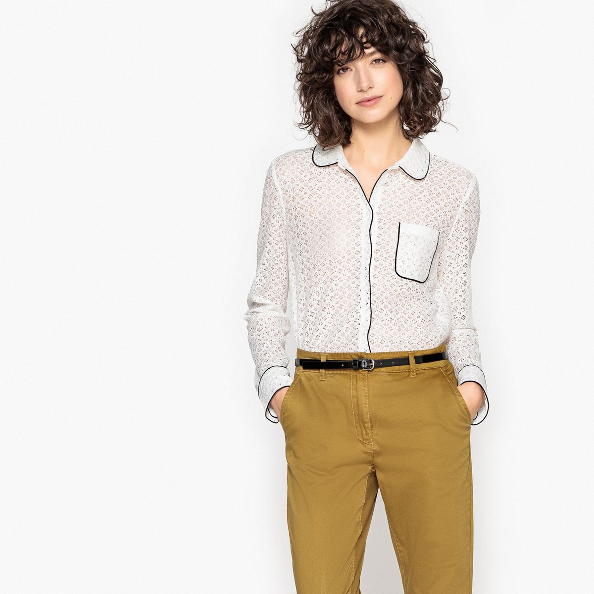 Chemise en guipure, col claudine et poche poitrine