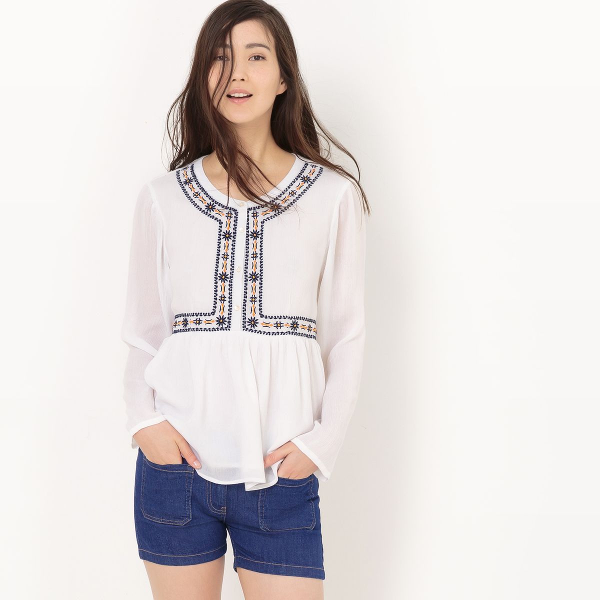 Blouse brodée avec basque
