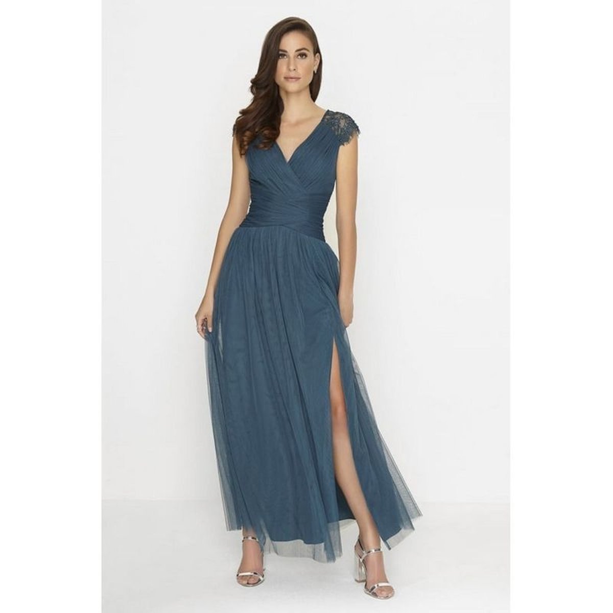 Robe longue, manches en dentelle