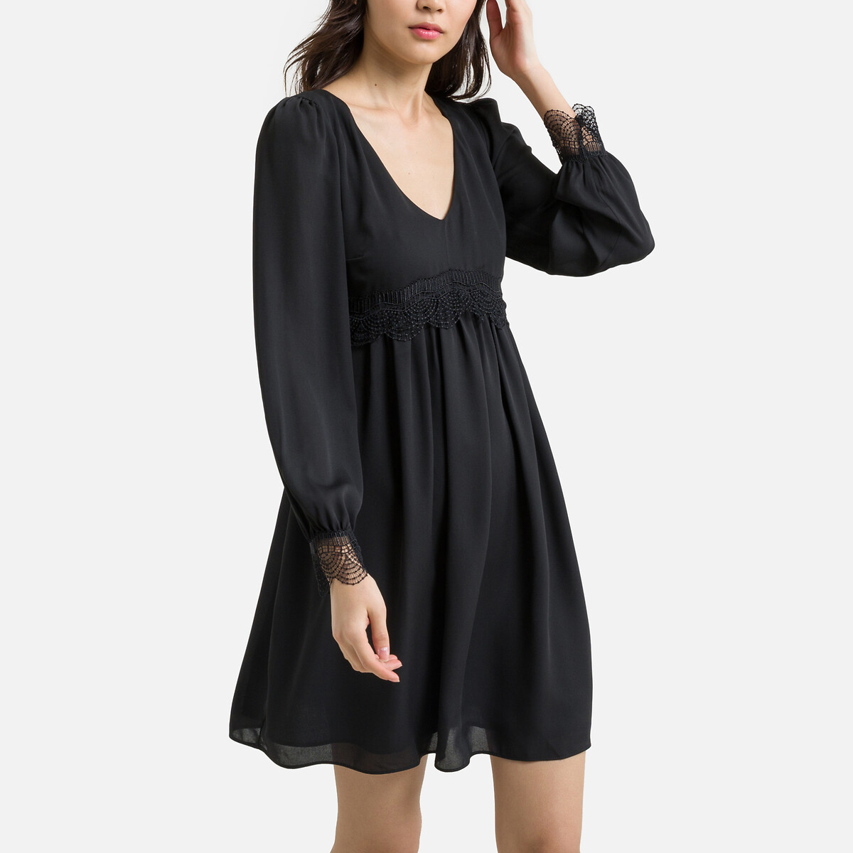Платье Короткое с V-образным вырезом из кружева 46 черный