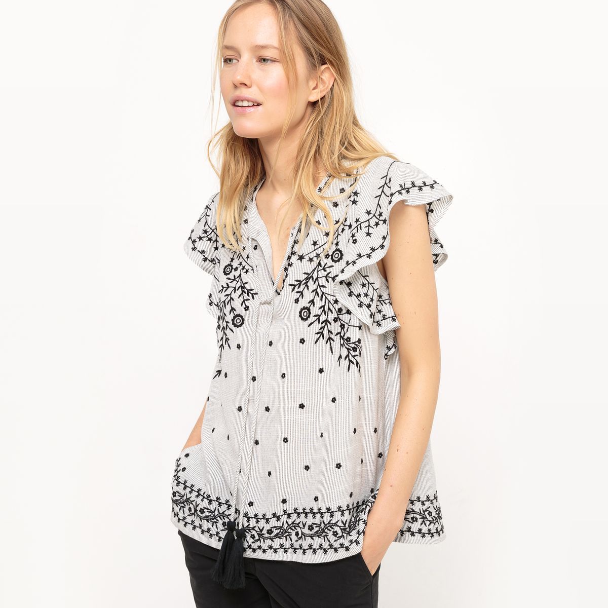 Blouse brodée avec volants et pompons
