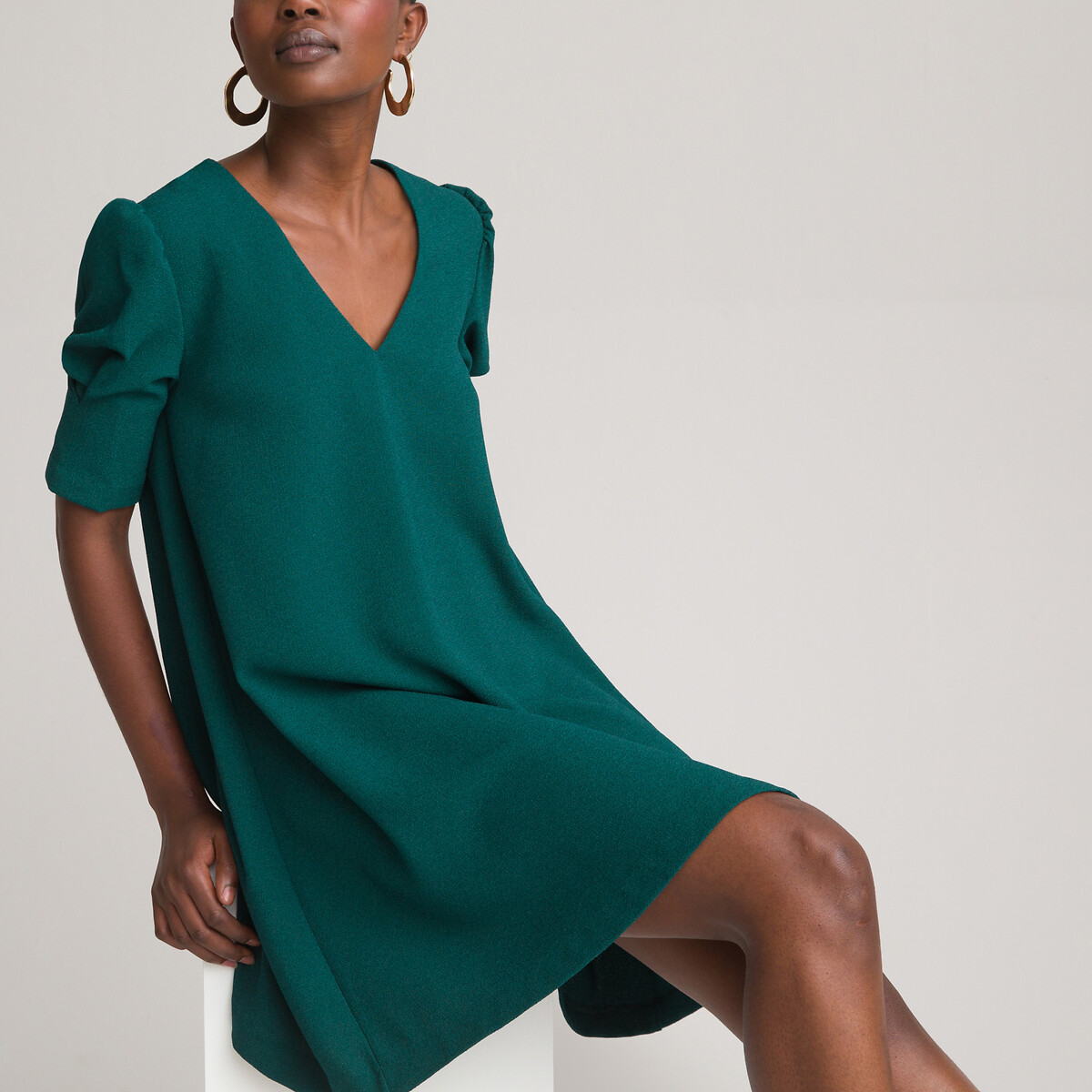 Платье-футляр LA REDOUTE COLLECTIONS С V-образным вырезом короткие рукава с напуском 44 зеленый, размер 44 - фото 2