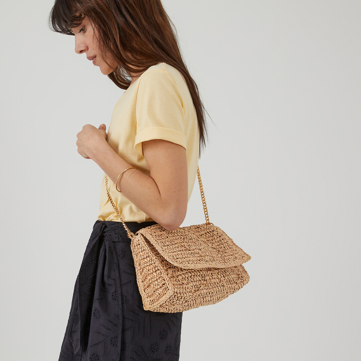 Сумка плетеная с ремешком-цепочкой единый размер бежевый сумка шоппер с пайетками из льна с ремешком единый размер бежевый