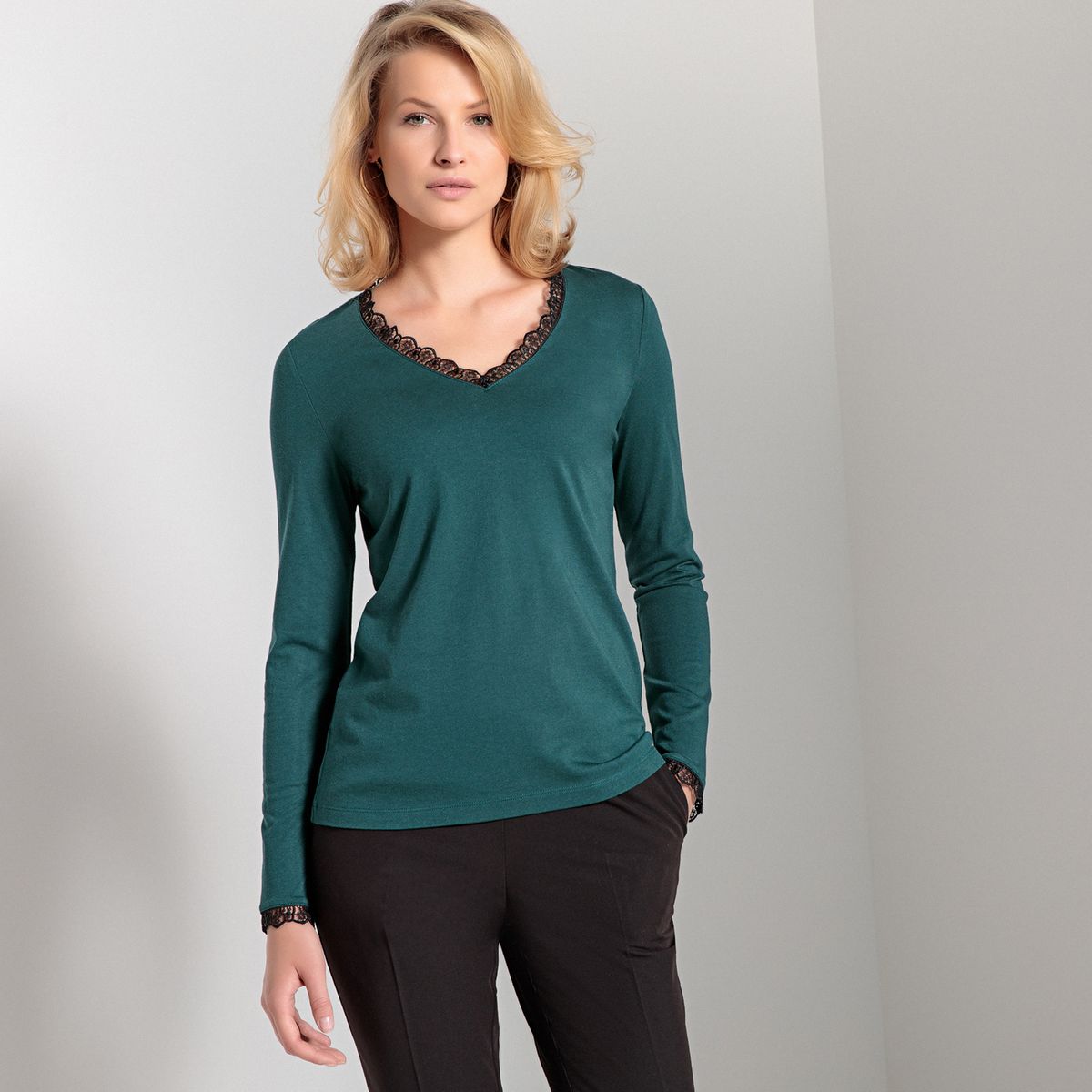 T-shirt col V, détail guipure, manches longues
